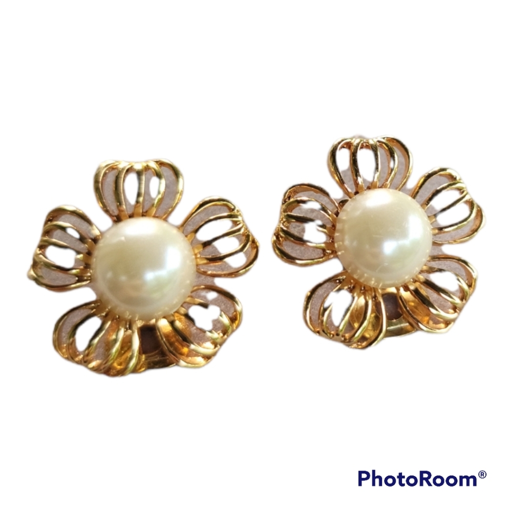 Vtg Faux Pearl Flower Clip On Earrings